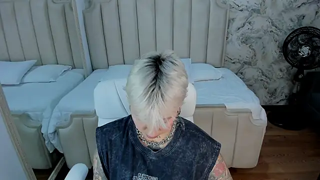 Snapshot of amy_ink chatting on October 18, 2025, 11:33 am amy ink online show from October 18, 2025, 11:33 am