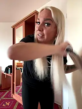 MIA-XXX online show from September 25, 2025, 6:28 am