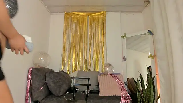 kirasofia online show from September 11, 2025, 3:28 am