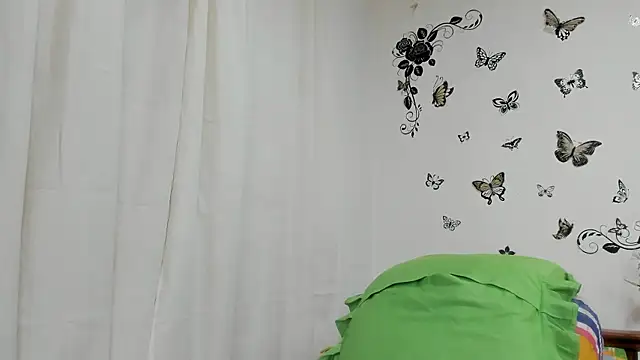 jennifersmit1 online show from December 2, 2024, 8:33 pm