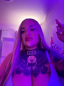 Snapshot of _MelinaCurves_ chatting on October 1, 2025, 8:37 pm MelinaCurves online show from October 1, 2025, 8:37 pm