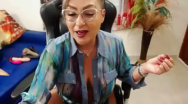 Snapshot of Tamara_Luaren chatting on December 21, 2024, 12:31 am Tamara Luaren online show from December 21, 2024, 12:31 am