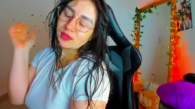 Snapshot of Susan_Foxx chatting on October 13, 2025, 7:14 pm Susan Foxx online show from October 13, 2025, 7:14 pm