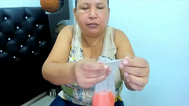beckyummys online show from September 12, 2025, 12:27 pm