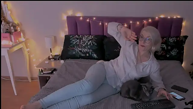 sabrinamacmarren online show from December 22, 2024, 3:55 pm