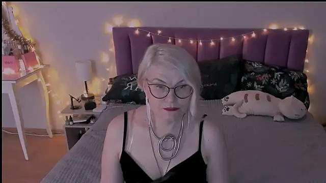 sabrinamacmarren online show from December 24, 2024, 2:01 pm