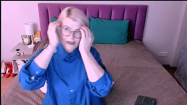 sabrinamacmarren online show from November 10, 2025, 5:23 pm