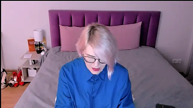 sabrinamacmarren online show from December 2, 2025, 1:39 pm