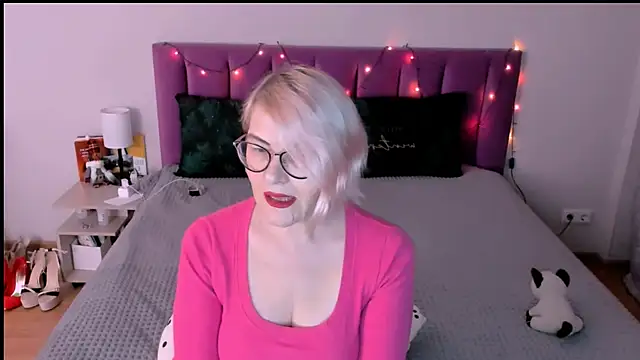 sabrinamacmarren online show from December 15, 2025, 1:37 pm