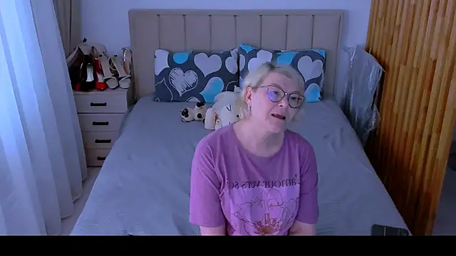 sabrinamacmarren online show from June 24, 2026, 4:06 pm