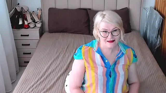 sabrinamacmarren online show from July 10, 2026, 3:14 pm