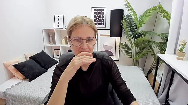 Paris Cherry online show from October 14, 2025, 9:26 pm