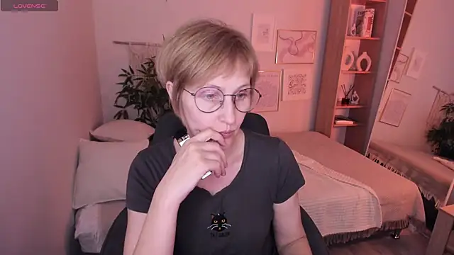Snapshot of Paris_Cherry chatting on April 19, 2026, 12:48 pm Paris Cherry online show from April 19, 2026, 12:48 pm