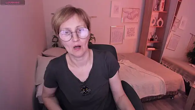Snapshot of Paris_Cherry chatting on April 19, 2026, 6:10 pm Paris Cherry online show from April 19, 2026, 6:10 pm