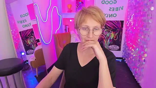 Snapshot of Paris_Cherry chatting on May 3, 2026, 5:41 pm Paris Cherry online show from May 3, 2026, 5:41 pm