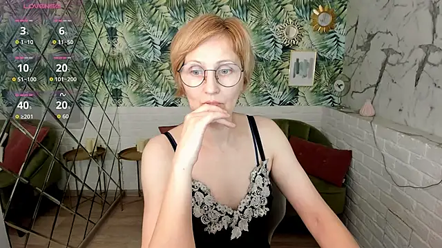 Snapshot of Paris_Cherry chatting on May 10, 2026, 1:05 pm Paris Cherry online show from May 10, 2026, 1:05 pm