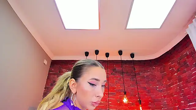 Snapshot of ChristynaRoss chatting on October 20, 2025, 7:36 pm ChristynaRoss online show from October 20, 2025, 7:36 pm