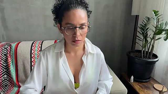 Snapshot of illaroom chatting on May 26, 2026, 7:32 pm illaroom online show from May 26, 2026, 7:32 pm