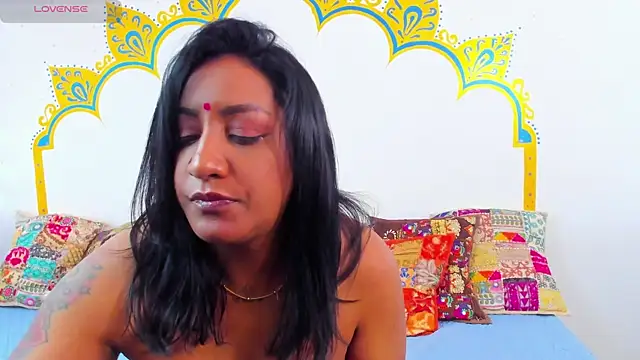 LadyNahir online show from June 26, 2026, 12:59 am
