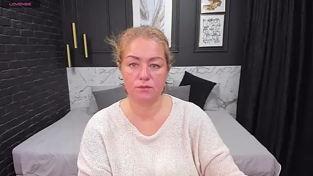 Snapshot of JenniferLight chatting on December 8, 2024, 8:25 pm JenniferLight online show from December 8, 2024, 8:25 pm