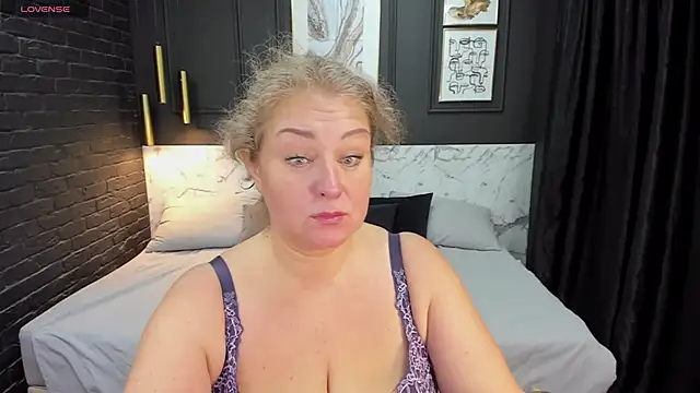 Snapshot of JenniferLight chatting on December 22, 2024, 1:11 pm JenniferLight online show from December 22, 2024, 1:11 pm