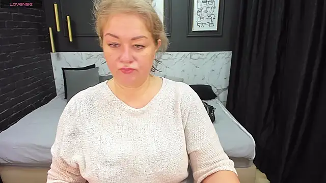 Snapshot of JenniferLight chatting on February 3, 2025, 8:13 pm JenniferLight online show from February 3, 2025, 8:13 pm