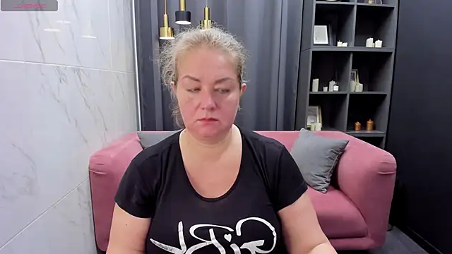 Snapshot of JenniferLight chatting on February 6, 2025, 8:23 pm JenniferLight online show from February 6, 2025, 8:23 pm
