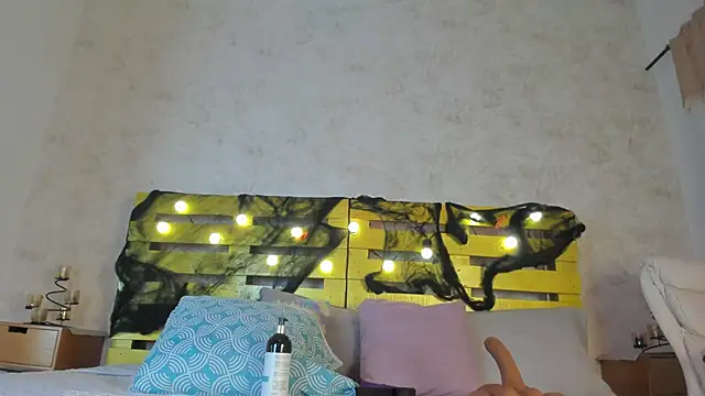 cristinapuerta  online show from October 21, 2025, 11:33 am