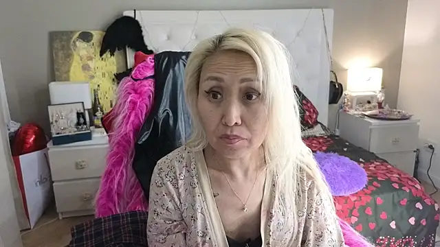 RoxalanaStar online show from June 15, 2026, 7:05 pm