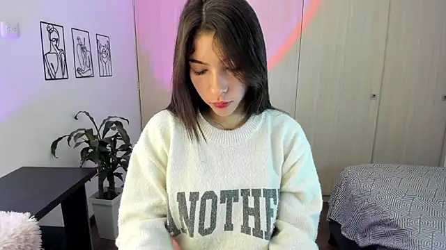 SarahLee  online show from February 25, 2025, 8:30 pm