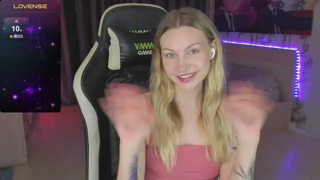 BiMolly online show from March 12, 2025, 11:12 pm