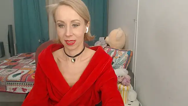 LuxuryNika online show from February 9, 2025, 7:30 pm