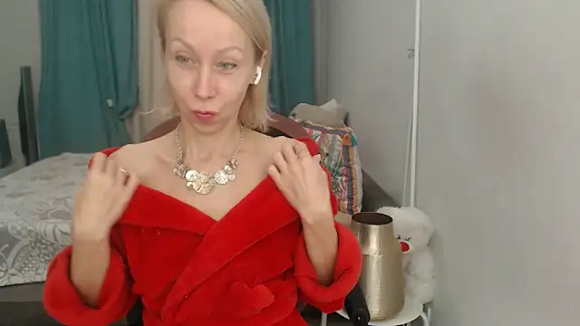 Snapshot of LuxuryNika chatting on November 18, 2025, 7:18 pm LuxuryNika online show from November 18, 2025, 7:18 pm