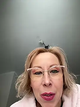 Snapshot of LuxuryNika chatting on February 7, 2026, 10:19 am LuxuryNika online show from February 7, 2026, 10:19 am