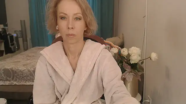 LuxuryNika online show from May 14, 2026, 3:19 pm