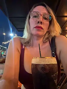 Gatitacarlita online show from January 7, 2026, 11:07 pm