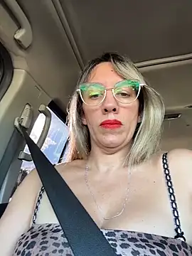 Gatitacarlita online show from April 3, 2026, 7:56 pm