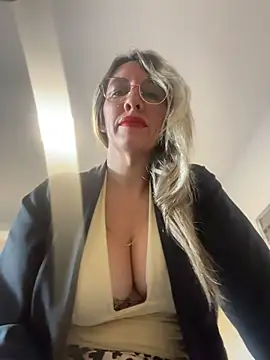 Gatitacarlita online show from May 6, 2026, 10:42 am