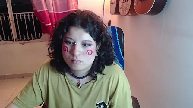 Snapshot of Smoke_trip_Alicia chatting on October 10, 2025, 5:06 am Smoke trip Alicia online show from October 10, 2025, 5:06 am