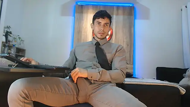 Andrew 4  online show from October 12, 2025, 6:12 am