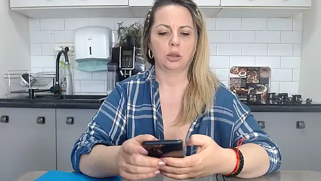 erikaerika online show from March 7, 2025, 11:40 am