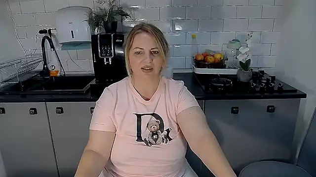 erikaerika online show from October 8, 2025, 9:18 am