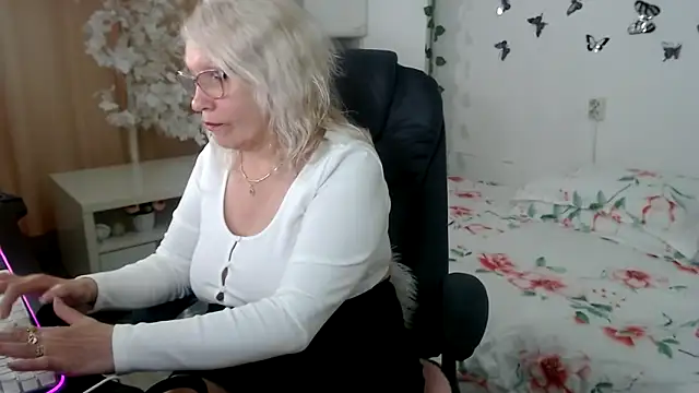 Ghertrude52 online show from May 17, 2026, 4:10 am
