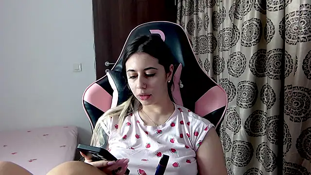 RoseDiamond06 online show from December 10, 2024, 3:44 pm