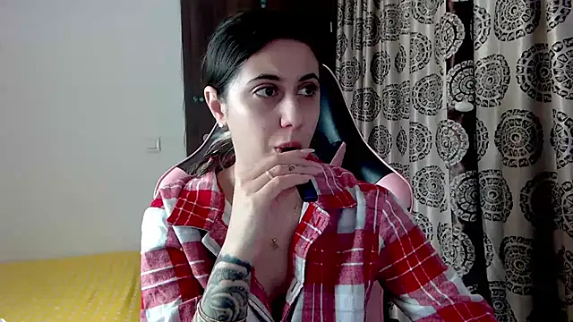 RoseDiamond06 online show from December 13, 2024, 3:32 pm