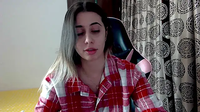 RoseDiamond06 online show from December 14, 2024, 8:29 pm