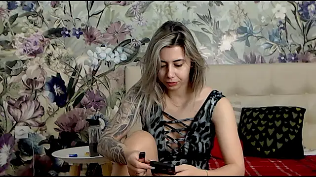 RoseDiamond06 online show from January 13, 2025, 5:55 pm