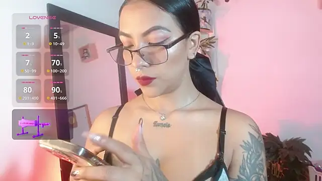 Snapshot of karlavittar chatting on October 3, 2025, 12:57 pm karlavittar online show from October 3, 2025, 12:57 pm