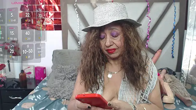 matureluna online show from June 26, 2026, 4:22 pm