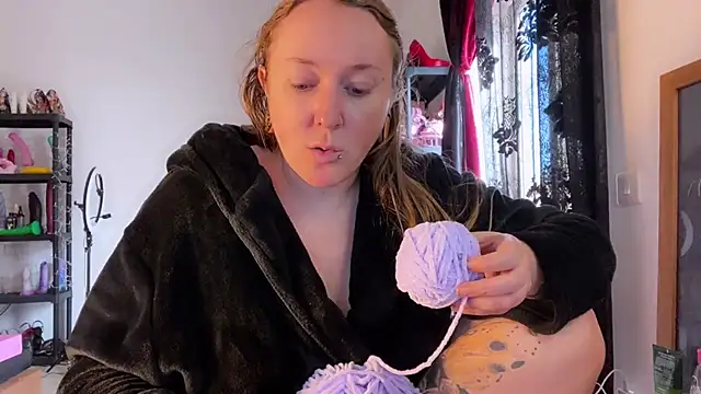 kisicaxx online show from November 28, 2025, 10:18 am